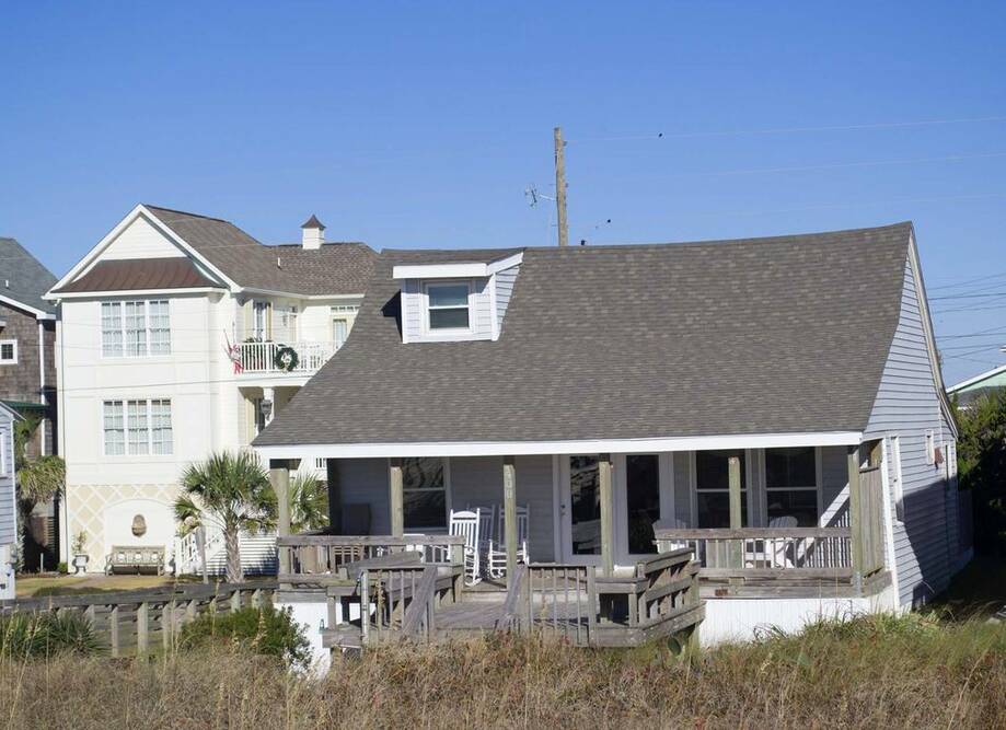 OCEANFRONT COTTAGE WITH COVERED DECK. EA...