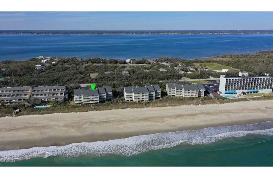 Beachfront Condo... Vacation rental home in Pine Knoll Shores, NC