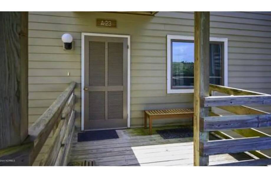 Beachfront Condo... Vacation rental home in Pine Knoll Shores, NC